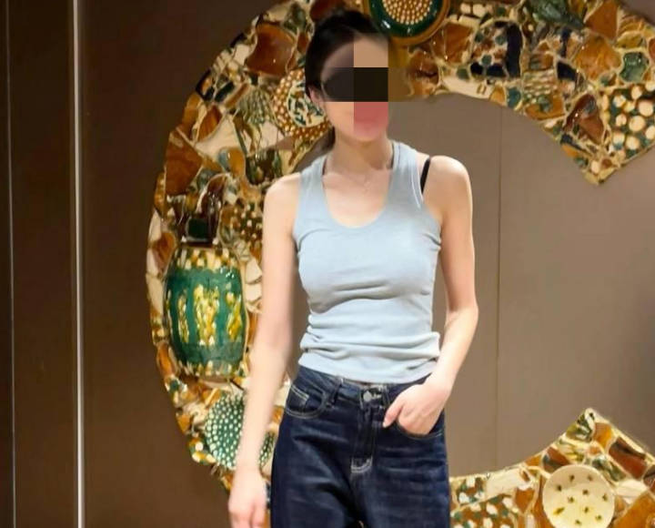 海角社区・撕烂姐姐的丝袜猛吸她的嫩穴把鸡巴强行塞入她的嘴