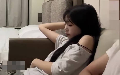 约06年身材高挑妹子下面光滑无毛・7BOSS