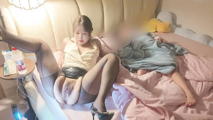 海角社区・和骚舅妈苟且时吵醒一旁的孩子・反差良家红线丝袜